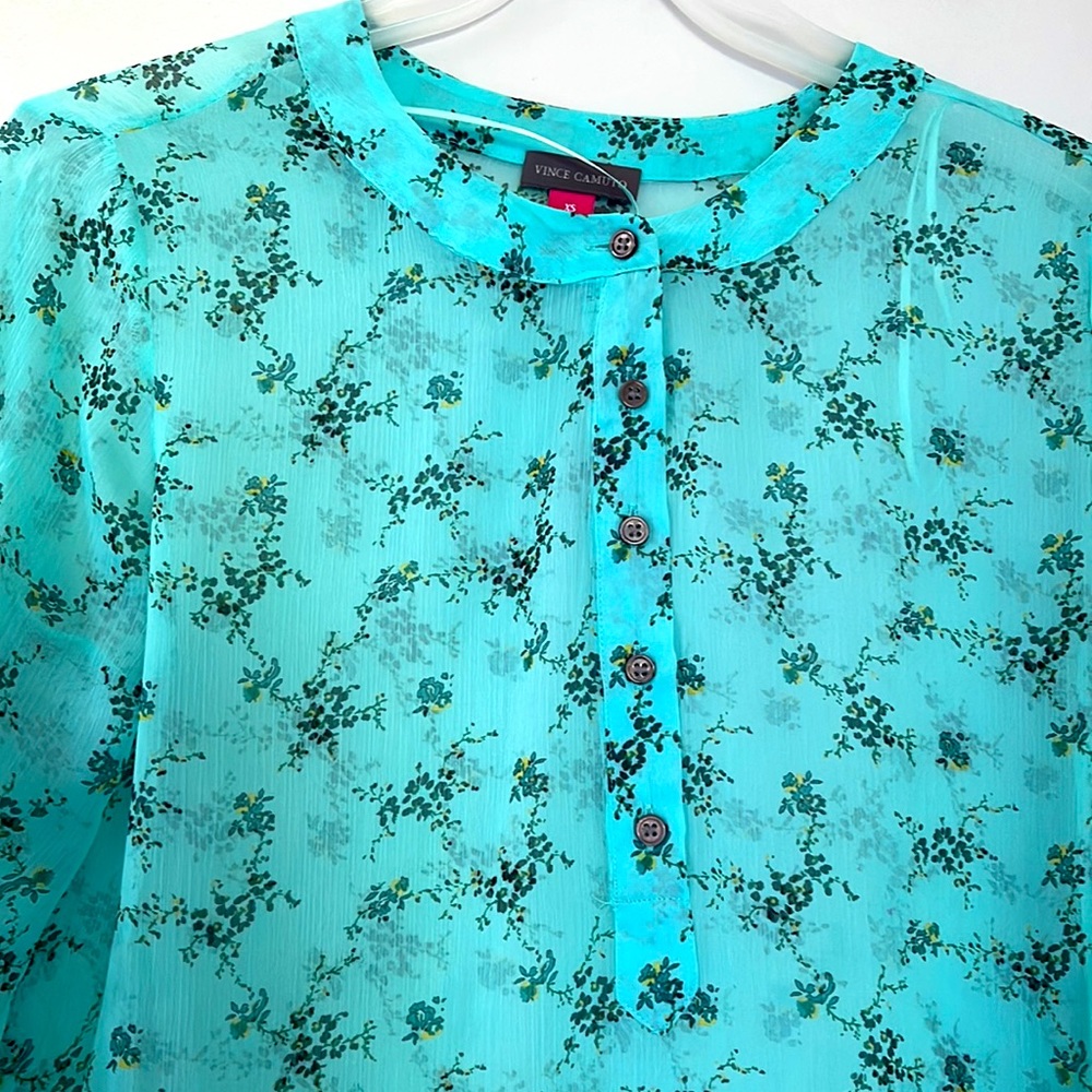 NWOT Vince Camuto teal green floral flutter sleeve top - Picture 2 of 7